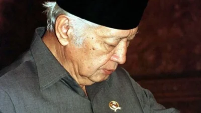 "Mengapa Soeharto dianggap tak layak jadi Pahlawan Nasional? Simak 5 alasan kontroversial dari sisi gelap Orde Baru, mulai dari tragedi 1965, KKN, hingga pelanggaran HAM berat."