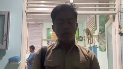 Koordinator Wilayah SPPG Kabupaten Landak, Yohanes, saat menjenguk pelajar yang dirawat di Klinik Utama ST. Elisabeth Hungaria Ngabang, Kamis (20/11/2025). (Dok. Ist)