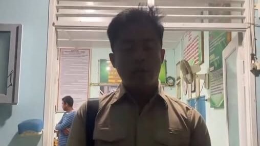 Koordinator Wilayah SPPG Kabupaten Landak, Yohanes, saat menjenguk pelajar yang dirawat di Klinik Utama ST. Elisabeth Hungaria Ngabang, Kamis (20/11/2025). (Dok. Ist)