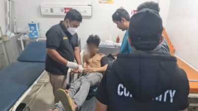 Korban penganiayaan di Pontianak, RP (17), saat menjalani perawatan medis di Rumah Sakit Bhayangkara Pontianak akibat luka sabetan celurit di telapak tangan kanannya.