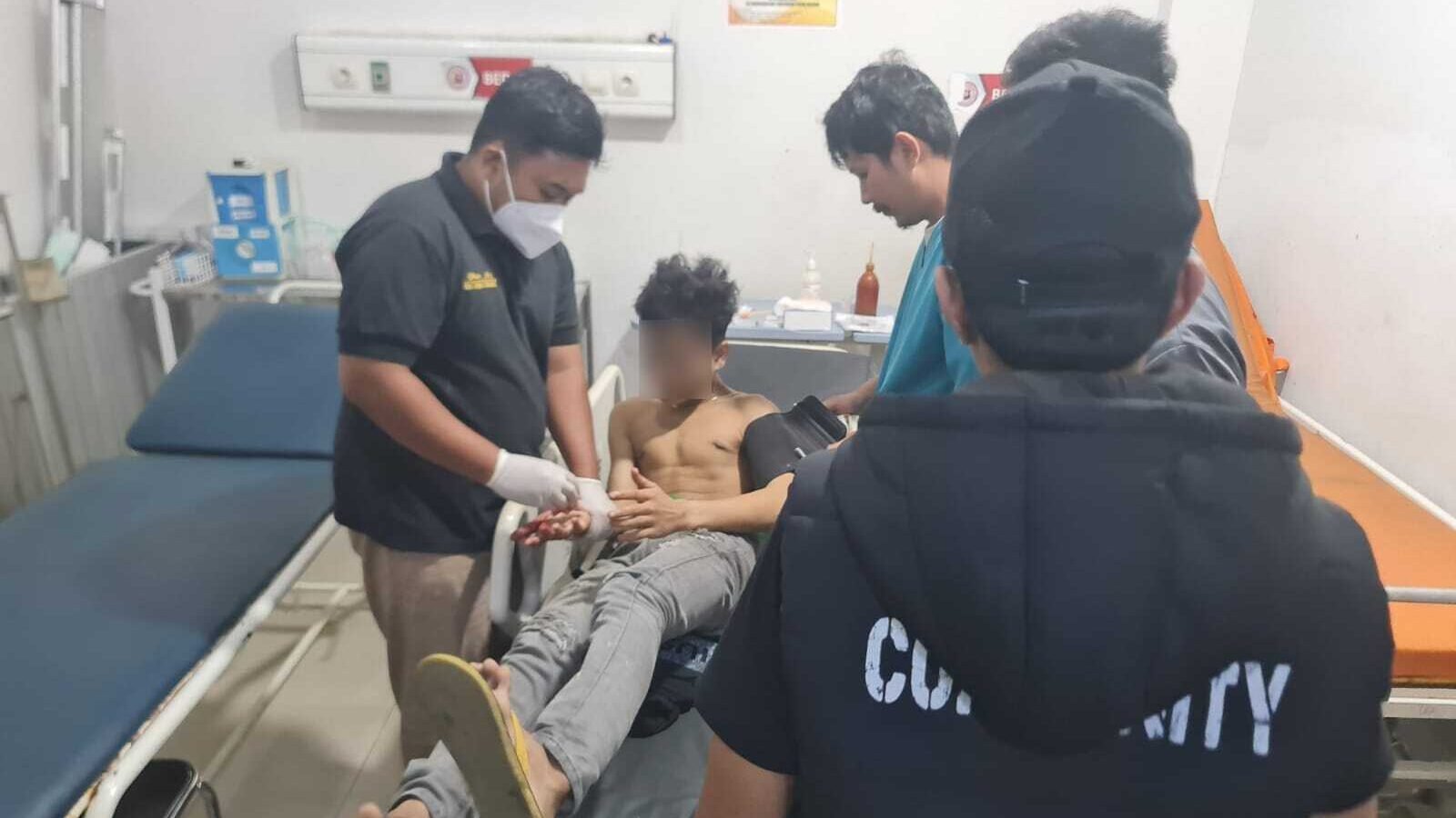 Korban penganiayaan di Pontianak, RP (17), saat menjalani perawatan medis di Rumah Sakit Bhayangkara Pontianak akibat luka sabetan celurit di telapak tangan kanannya.