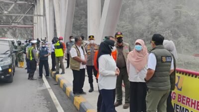 Kepala BNPB Letjen TNI Suharyanto dan Bupati Lumajang Indah Amperawati memberikan paparan terkait upaya yang telah dilakukan oleh BNPB dalam mendampingi penanganan darurat pascaerupsi Gunung Semeru oleh Pemerintah Kabupaten Lumajang, Rabu (26/11/2025). Foto: HO/Faktakalbar.id