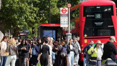 "Inggris resmi memberlakukan aturan baru yang melarang protes di depan rumah pejabat publik. Pelanggar terancam hukuman 6 bulan penjara."