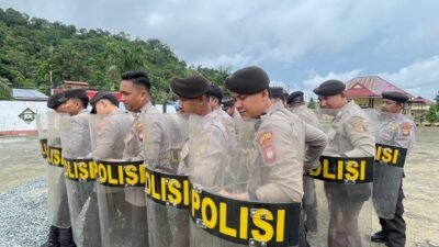 "Polres Kayong Utara menggelar latihan Dalmas Sispammako untuk melatih kesiapsiagaan personel menghadapi gangguan Kamtibmas, fokus pada teknik tali dan tameng."