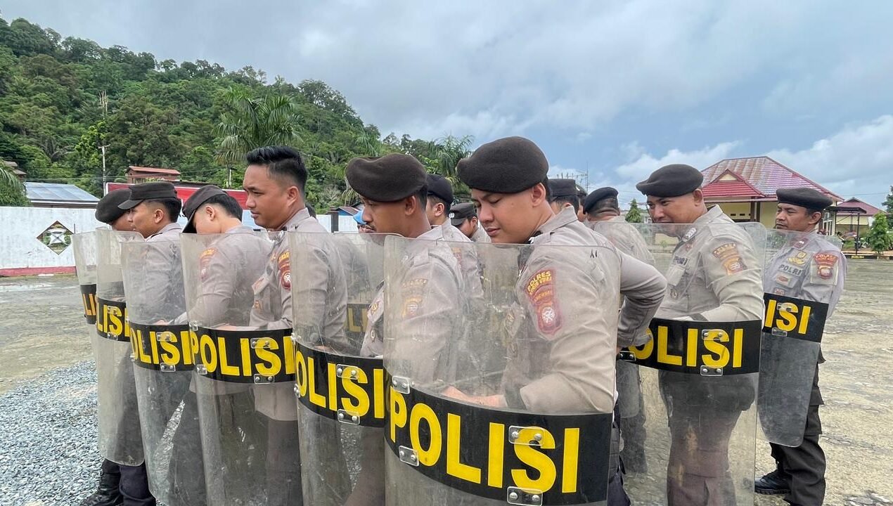 "Polres Kayong Utara menggelar latihan Dalmas Sispammako untuk melatih kesiapsiagaan personel menghadapi gangguan Kamtibmas, fokus pada teknik tali dan tameng."