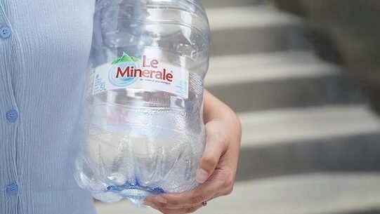 "Dalam RDP dengan Komisi VII DPR, Le Minerale mengklaim pencantuman kadar mineral di label menjadi bukti keaslian air pegunungan vulkanik mereka."