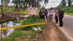 Garis polisi terpasang di lokasi kejadian perkara (TKP) kasus pembunuhan di depan SDN 11 Jongkat, Kecamatan Jongkat, Kabupaten Mempawah, Jumat (14/11/2025).