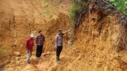 Olah TKP yang dilakukan Unit Reskrim Polsek Tayan Hilir di lokasi tebing bekas tambang runtuh yang menewaskan seorang pencari batu di Desa Beginjan, Sanggau, Rabu (12/11/2025).