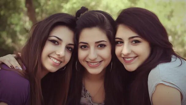 "Mengalami hari yang buruk? Bertemu sahabat bisa jadi obatnya. Simak 5 alasan mengapa sahabat bisa mengubah mood berantakan jadi lebih baik."