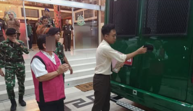 Tersangka AS (memakai rompi tahanan) saat digiring petugas Kejati Kalbar untuk ditahan di Rutan Pontianak atas dugaan korupsi dana hibah GKE Petra, Senin (10/11/2025). (Dok. Kejati Kalbar)