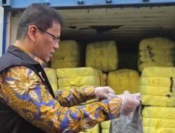 Bukan Cuma Pakaian Bekas, Menkeu Purbaya Temukan Pakaian ‘Last Season’ Ilegal di Cikarang