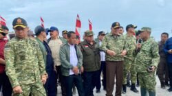 Menteri Pertahanan Sjafrie Sjamsoeddin (tengah) bersama Menteri ESDM Bahlil Lahadalia dan Jaksa Agung ST Burhanuddin saat meninjau lokasi tambang ilegal di Dusun Nadi, Bangka Belitung, Rabu (19/11).