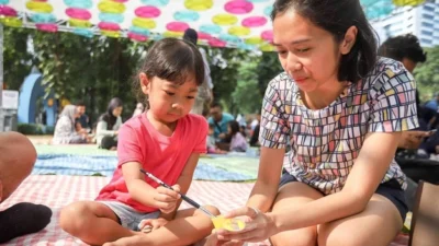'Bingung menentukan jurusan kuliah anak? Kenali 4 cara jitu melihat minat dan bakat anak sejak dini, dari mengamati 'flow' hingga tipe pertanyaan mereka."