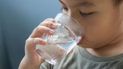 "Bolehkah minum es saat demam? Ternyata itu hanya mitos. Simak penjelasan medis mengapa air es justru baik untuk hidrasi dan meredakan demam."