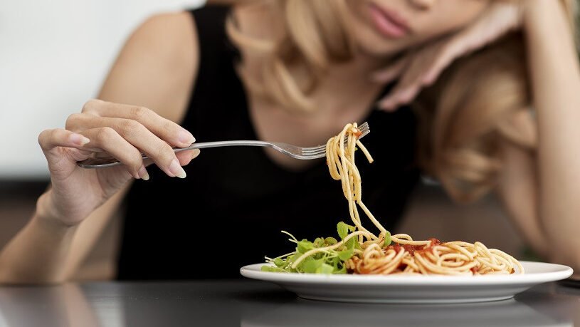 "Mengapa nafsu makan hilang saat sakit? Temukan 5 alasan ilmiah di baliknya, mulai dari respon peradangan sitokin, perubahan hormon, hingga pengalihan energi."