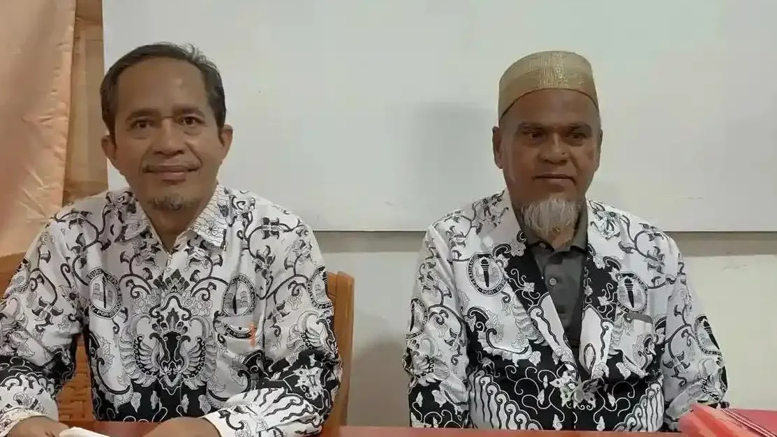 "Niat baik bantu 10 honorer yang 10 bulan tak digaji, dua guru di Luwu Utara, Abdul Muis dan Rasnal, justru dipecat tidak hormat atas putusan MA. PGRI mohon grasi."