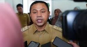 "KPK mengonfirmasi telah melakukan OTT di Riau dan menangkap Gubernur Riau Abdul Wahid. KPK memiliki waktu 1x24 jam untuk menentukan statusnya."