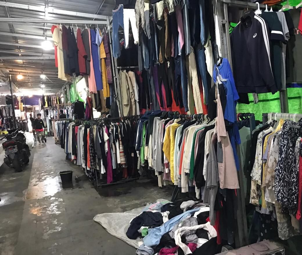 "Menteri UMKM Maman Abdurrahman menuding oknum Bea Cukai sebagai pihak yang membuka akses masuknya pakaian bekas impor (thrifting) sehingga merugikan UMKM."