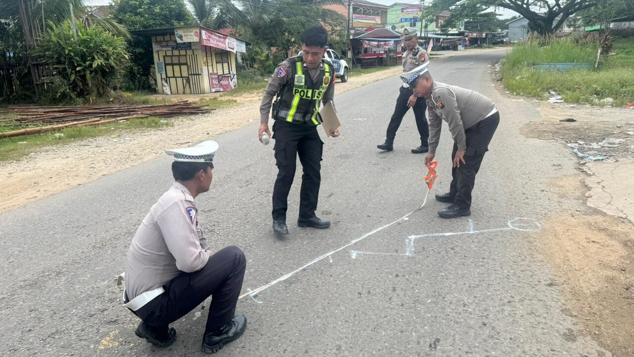 Petugas Sat Lantas Polres Melawi saat melakukan Olah TKP Kecelakaan Lalu Lintas di Jalan Propinsi Desa Sidomulyo, Nanga Pinoh, Selasa (11/11/2025).