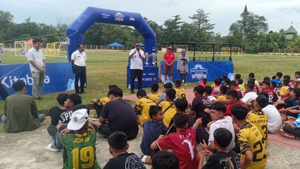 Ketua Pengelola Stadion Untan, Syarif Zulkifli, saat memberikan sambutan dalam pembukaan Saling Jaga Soccer Championship di Stadion Untan, Pontianak, Kamis (20/11/2025).