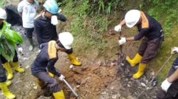 Tim gabungan dari TNI, Polri, dan petugas keamanan PT Antam saat melakukan penutupan lubang tambang emas ilegal di kawasan Desa Bantarkarat, Kecamatan Nanggung, Bogor, Kamis (20/11/2025).