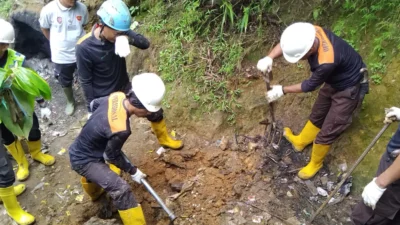 Tim gabungan dari TNI, Polri, dan petugas keamanan PT Antam saat melakukan penutupan lubang tambang emas ilegal di kawasan Desa Bantarkarat, Kecamatan Nanggung, Bogor, Kamis (20/11/2025).