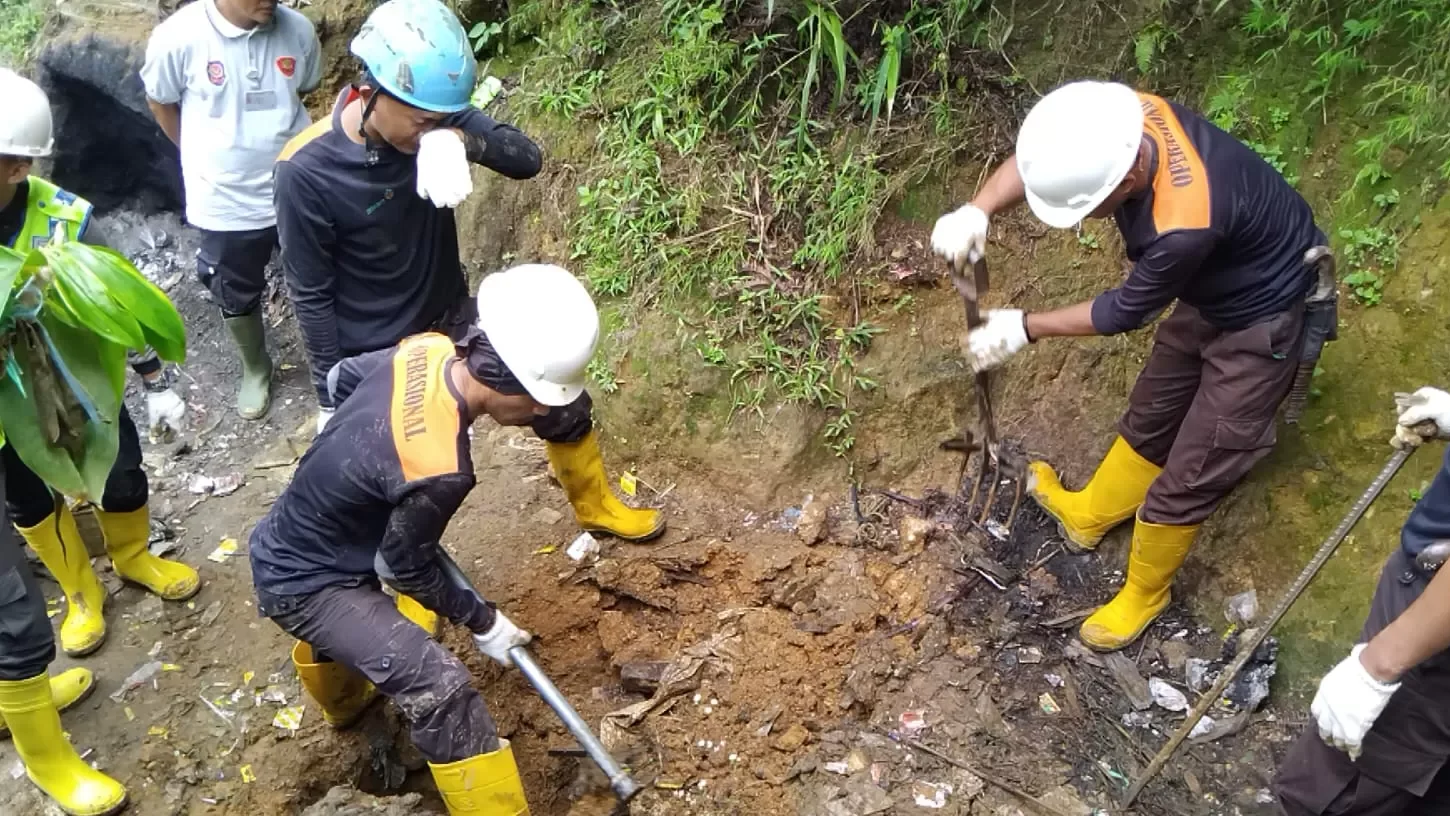 Tim gabungan dari TNI, Polri, dan petugas keamanan PT Antam saat melakukan penutupan lubang tambang emas ilegal di kawasan Desa Bantarkarat, Kecamatan Nanggung, Bogor, Kamis (20/11/2025).