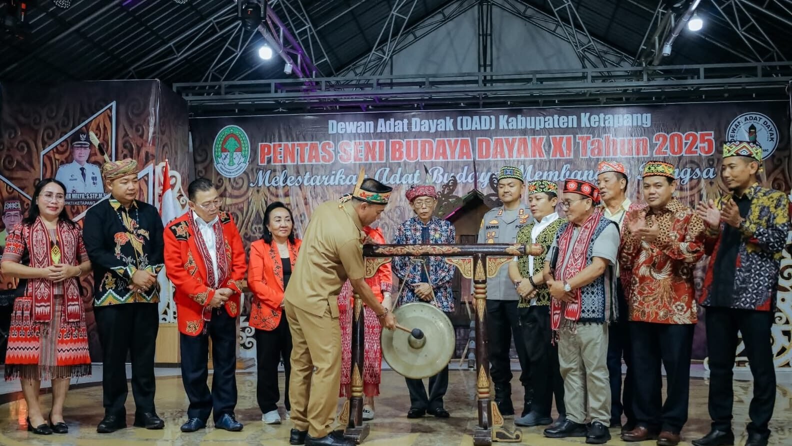 "Bupati Ketapang Alexander Wilyo membuka PSBD ke-XI 2025, menegaskan pentingnya acara ini untuk menumbuhkan rasa cinta dan kebanggaan pada budaya leluhur."