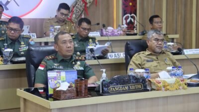 Pangdam XII/Tanjungpura, Mayjen TNI Jamallulael, saat mengikuti rapat evaluasi percepatan pembangunan Koperasi Desa/Kelurahan Merah Putih (KDKMP) secara daring di Makodam XII/Tpr, Selasa (25/11/2025).