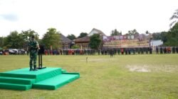 Pangdam XII/Tanjungpura, Mayjen TNI Jamallulael, saat menyematkan tanda peserta latihan dalam upacara pembukaan simulasi penanggulangan Karhutla di Makodim 1205/Sintang, Kamis (20/11/2025).