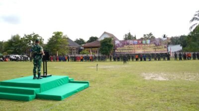 Pangdam XII/Tanjungpura, Mayjen TNI Jamallulael, saat menyematkan tanda peserta latihan dalam upacara pembukaan simulasi penanggulangan Karhutla di Makodim 1205/Sintang, Kamis (20/11/2025).