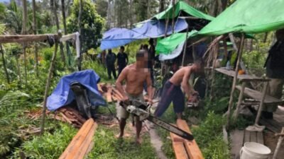 Para pelaku dan barang bukti yang berhasil diamankan