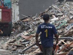 Pekerja Berseragam Partai Biru Terlihat di Lokasi Pembongkaran Rumah Sahroni