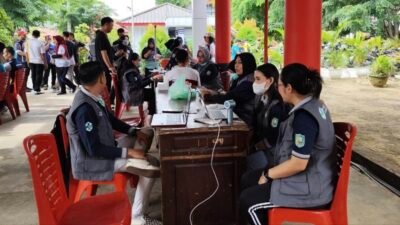 Pelaksanaan cek kesehatan gratis dalam rangkaian Peringatan HKN ke-61 di Halaman Kantor Bupati Sanggau, Jumat (31/10/2025).