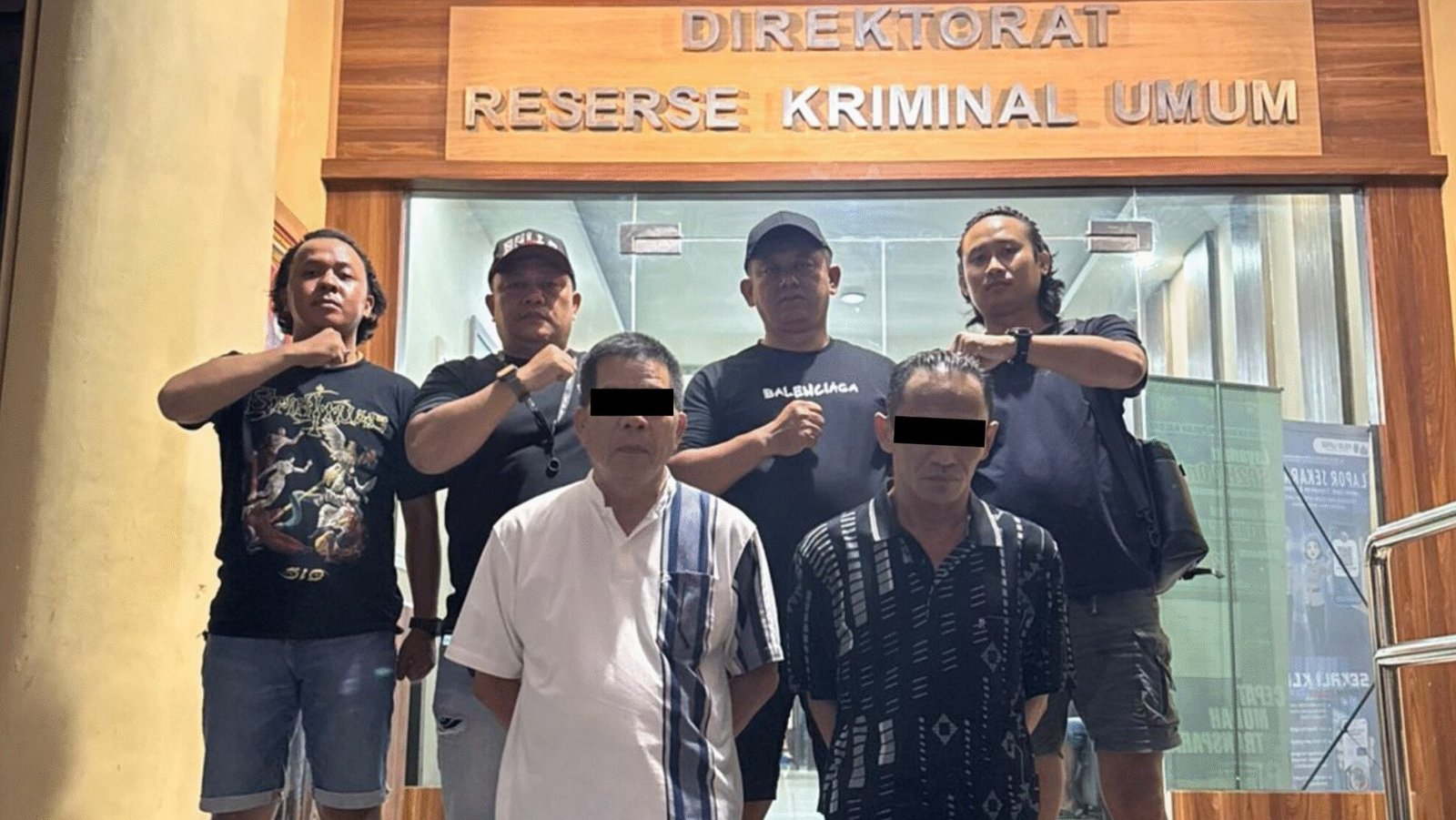 Tim Resmob Polda Kalbar menunjukkan barang bukti uang tunai dan perangkat ritual yang disita dari MH dan JS, pelaku penipuan jual beli intan berkedok dukun.