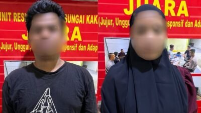 Tersangka saat diamankan di Mapolsek Sungai Kakap atas kasus dugaan penipuan investasi emas yang merugikan korban puluhan juta rupiah.