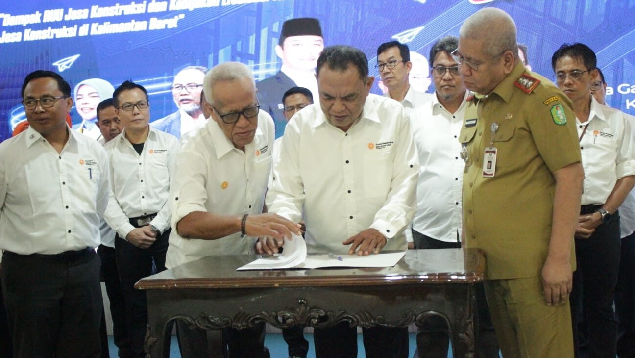 Sekda Kalbar, dr. Harisson (kanan), saat melantik Baskoro Efendy (tengah) sebagai Ketua Formajakon Kalimantan Barat periode 2025–2030 di Gedung Garuda, Kantor Gubernur Kalbar, Selasa (11/11/2025).