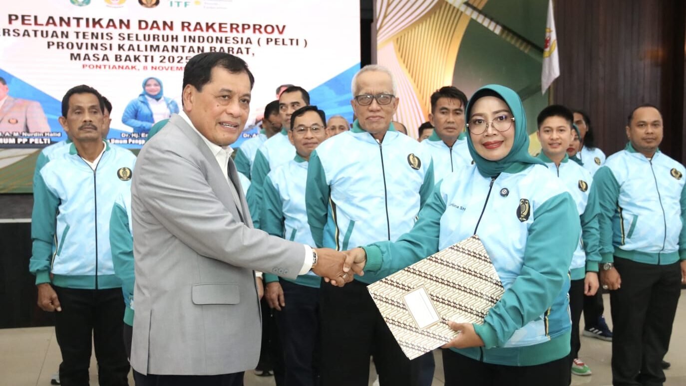 Ketua Umum PB PELTI, Nurdin Halid (kiri) secara resmi melantik Erlina (kanan) sebagai Ketua Umum Pengprov PELTI Kalbar periode 2025 di Pendopo Rumah Gubernur.