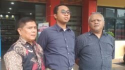 Pelapor YD didampingi Ketua RT memberikan keterangan usai mengikuti sidang kode etik disiplin oknum polisi di Mapolres Metro Jakarta Selatan, Rabu (19/11/2025).