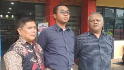 Pelapor YD didampingi Ketua RT memberikan keterangan usai mengikuti sidang kode etik disiplin oknum polisi di Mapolres Metro Jakarta Selatan, Rabu (19/11/2025).