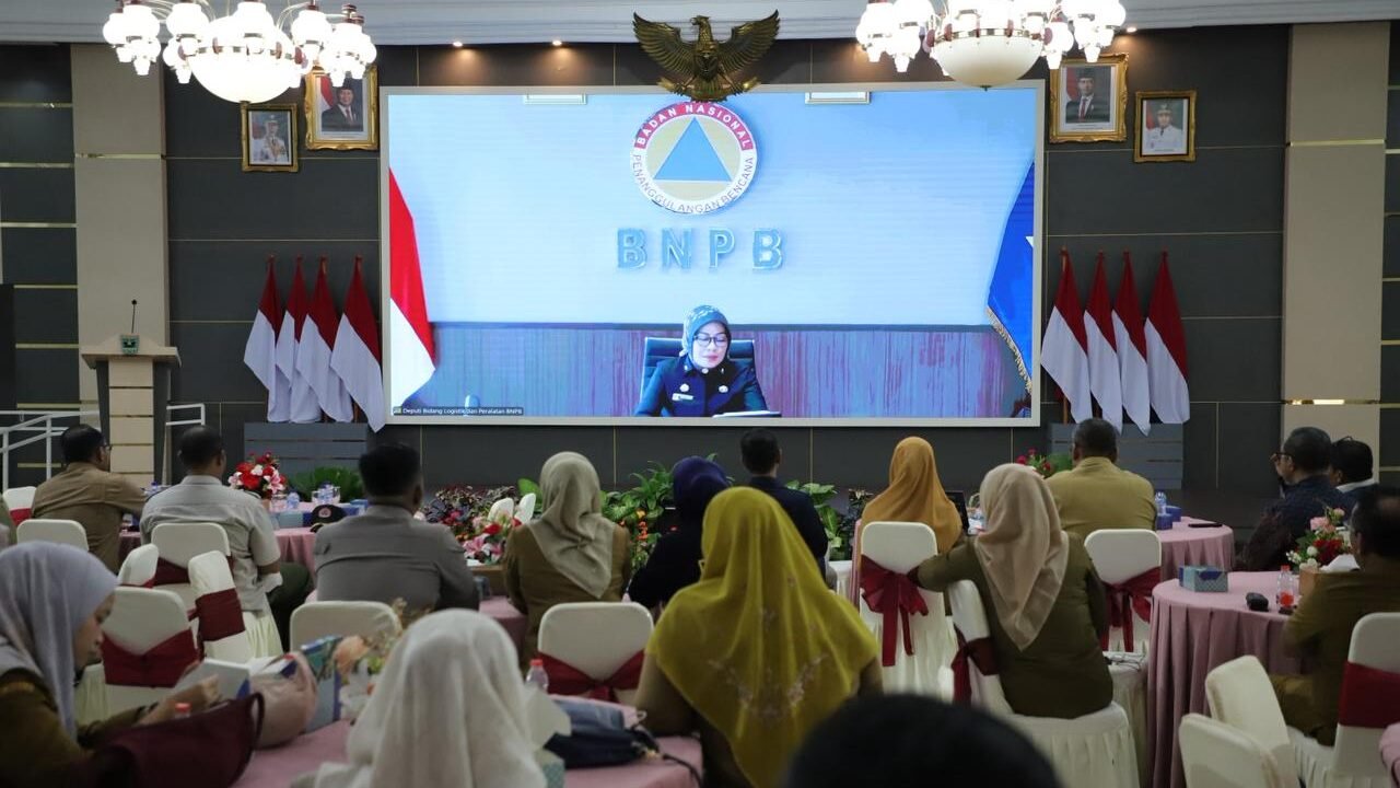 Suasana pengukuhan forum dan peluncuran sistem informasi Satu Data Bencana (SDB) yang digelar BNPB bersama BPBD Sumbar di Kota Padang, Selasa (25/11/2025).