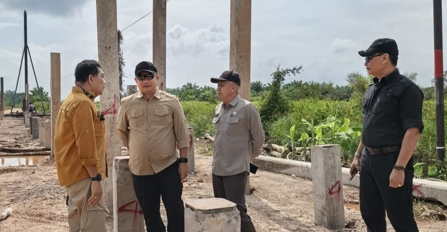 "Bupati Ketapang Alexander Wilyo meninjau progres jalan Pelang-Kepuluk. Meski anggaran dipotong, ia tegaskan pembangunan tak boleh kendur."