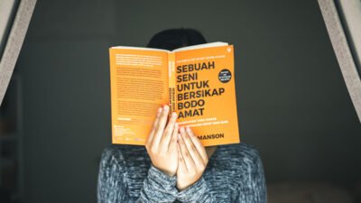 "Temukan 5 pembelajaran penting dari buku 'Sebuah Seni untuk Bersikap Bodo Amat' karya Mark Manson yang mengubah cara pandang Anda tentang prioritas hidup."