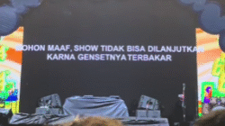 Penampilan Whisnu Santika di Bla Bla Bla Fest Pontianak, Sabtu (29112025) terhenti akibat genset terbakar. (Dok. Tiktok/@anggidwipii)