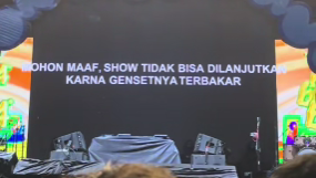 Penampilan Whisnu Santika di Bla Bla Bla Fest Pontianak, Sabtu (29112025) terhenti akibat genset terbakar. (Dok. Tiktok/@anggidwipii)