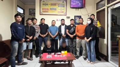 Personel Polsek Sekayam saat mengamankan barang bukti narkoba dan tersangka di Mapolsek Sekayam, Rabu (19/11/2025).