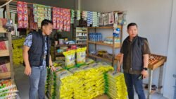 ersonel Satgas Ketahanan Pangan Polres Kubu Raya saat melakukan pengecekan harga dan stok beras di Pasar Tradisional Parit Baru, Kubu Raya, Minggu (16/11/2025).