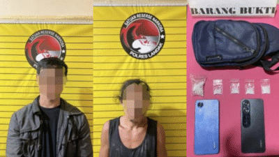 Kedua tersangka beserta barang bukti sabu yang berhasil diamankan di Mapolres Landak, Selasa (11/11/2025). (Dok. Polres Landak)