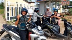 Seorang pengendara motor dengan senyum sumringah menunjukkan kelengkapan surat kendaraannya kepada petugas Polres Kubu Raya saat Operasi Zebra Kapuas 2025, Kamis (27/11/2025).