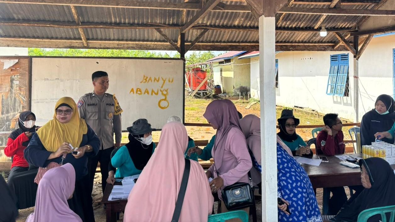 "Sebanyak 263 balita dan lansia di Desa Banyu Abang, Kayong Utara, mendapat layanan pengobatan gratis dalam rangka HKN ke-61, Selasa (11/11/2025)."